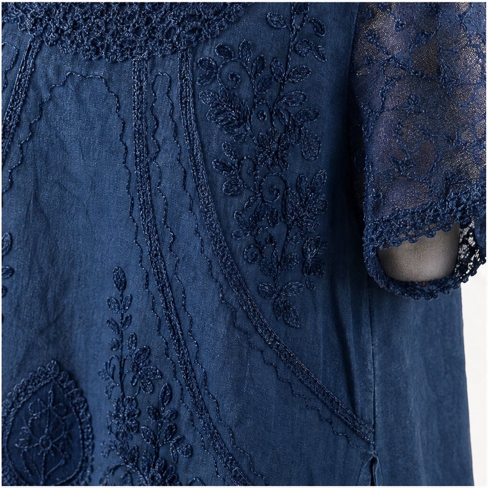 HS Shirt - Meerdere Kleuren - Denimblauw Borduursel - detail van stof, borduursel en mouw