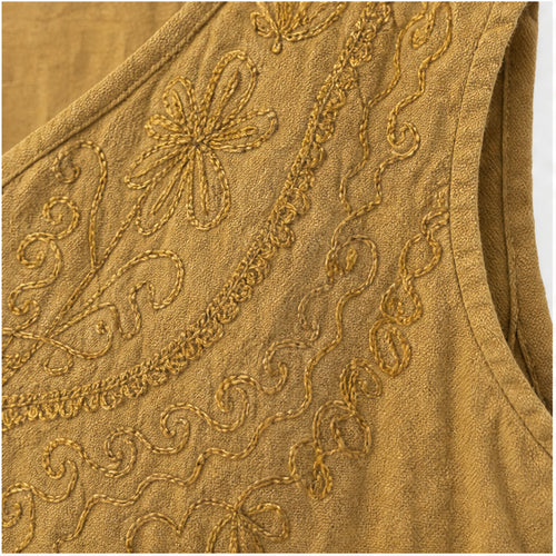 HS Mouwloos Shirt - Meerdere Kleuren - Okergeel Borduursel - detail van stof, borduursel en mouw