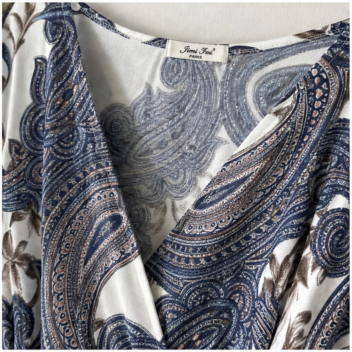 Jimi Fei Paris Grijs Blauw Bloemenprint - detail hals en print