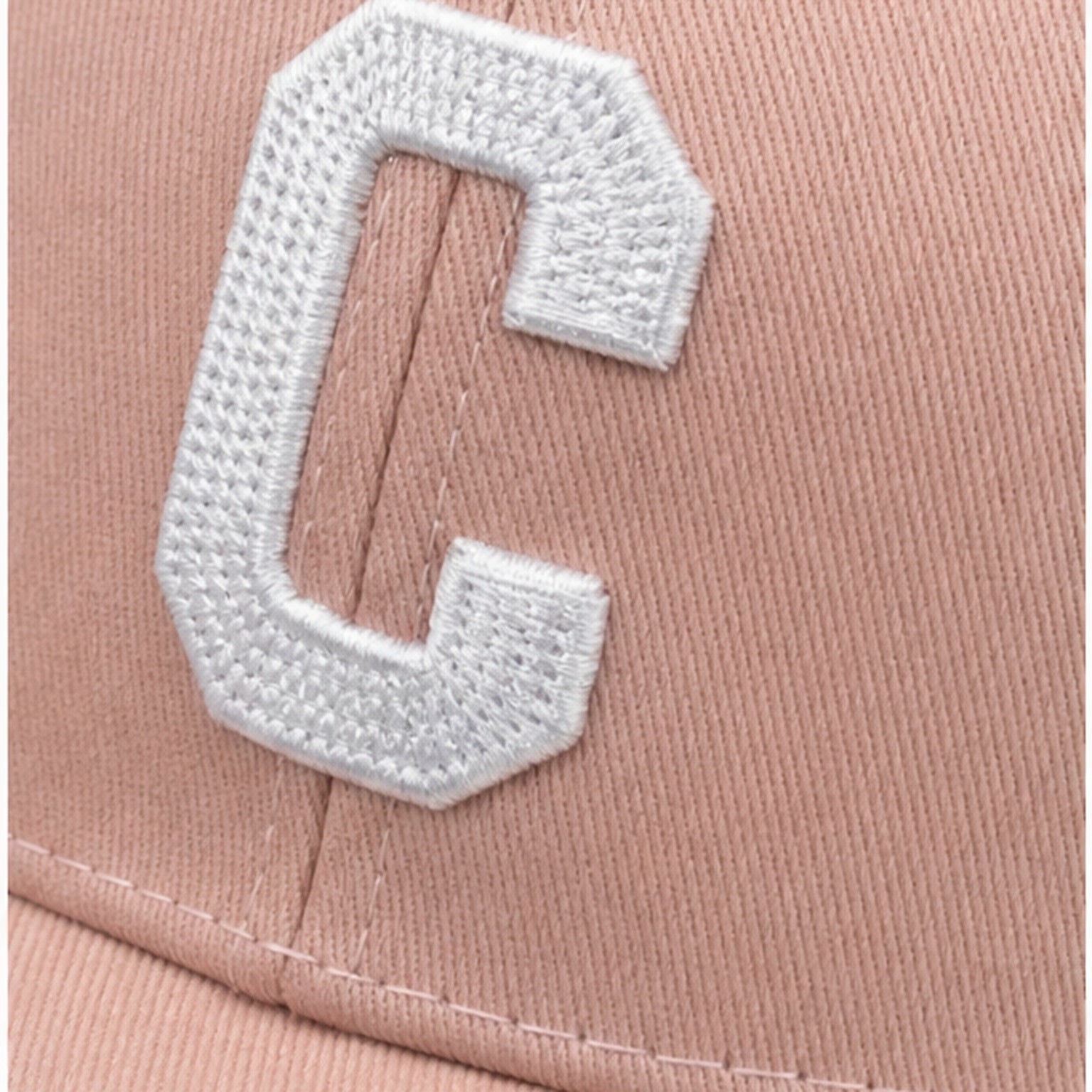 HS petje Roze Witte C Patch - detail van materiaal en afwerking