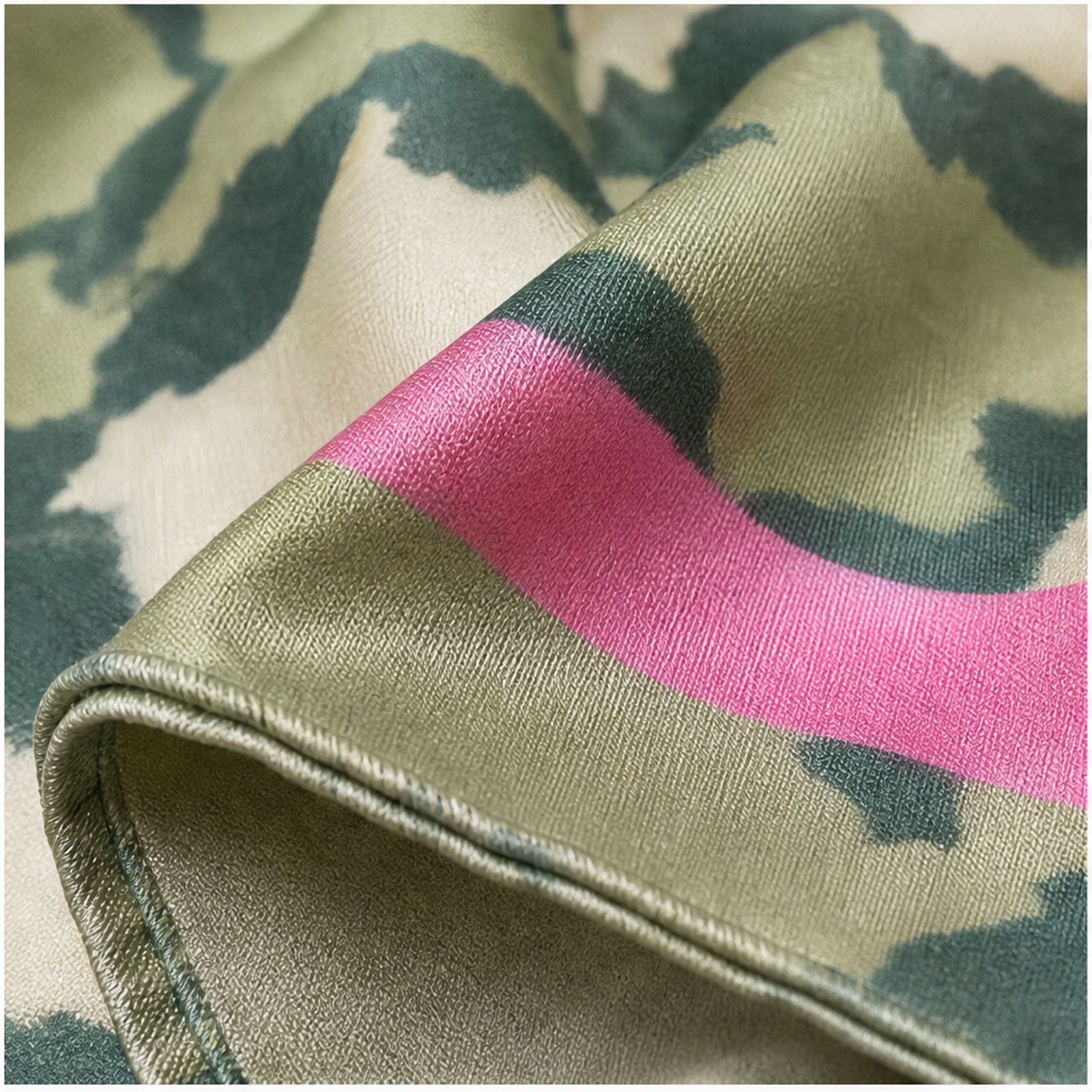 HS Zijde Look Sjaal 70x70 - Olijfgroen Marmer Fuchsia Rand - detail van zijde-look stof en rand