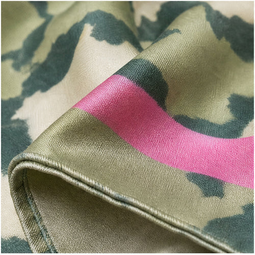 HS Zijde Look Sjaal 70x70 - Olijfgroen Marmer Fuchsia Rand - detail van zijde-look stof en rand