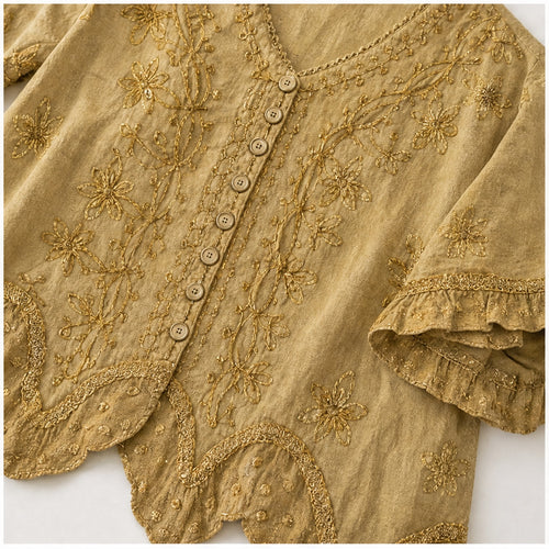 HS Top - Meerdere Kleuren - Camel Borduursel - detail van borduursel en knoopsluiting