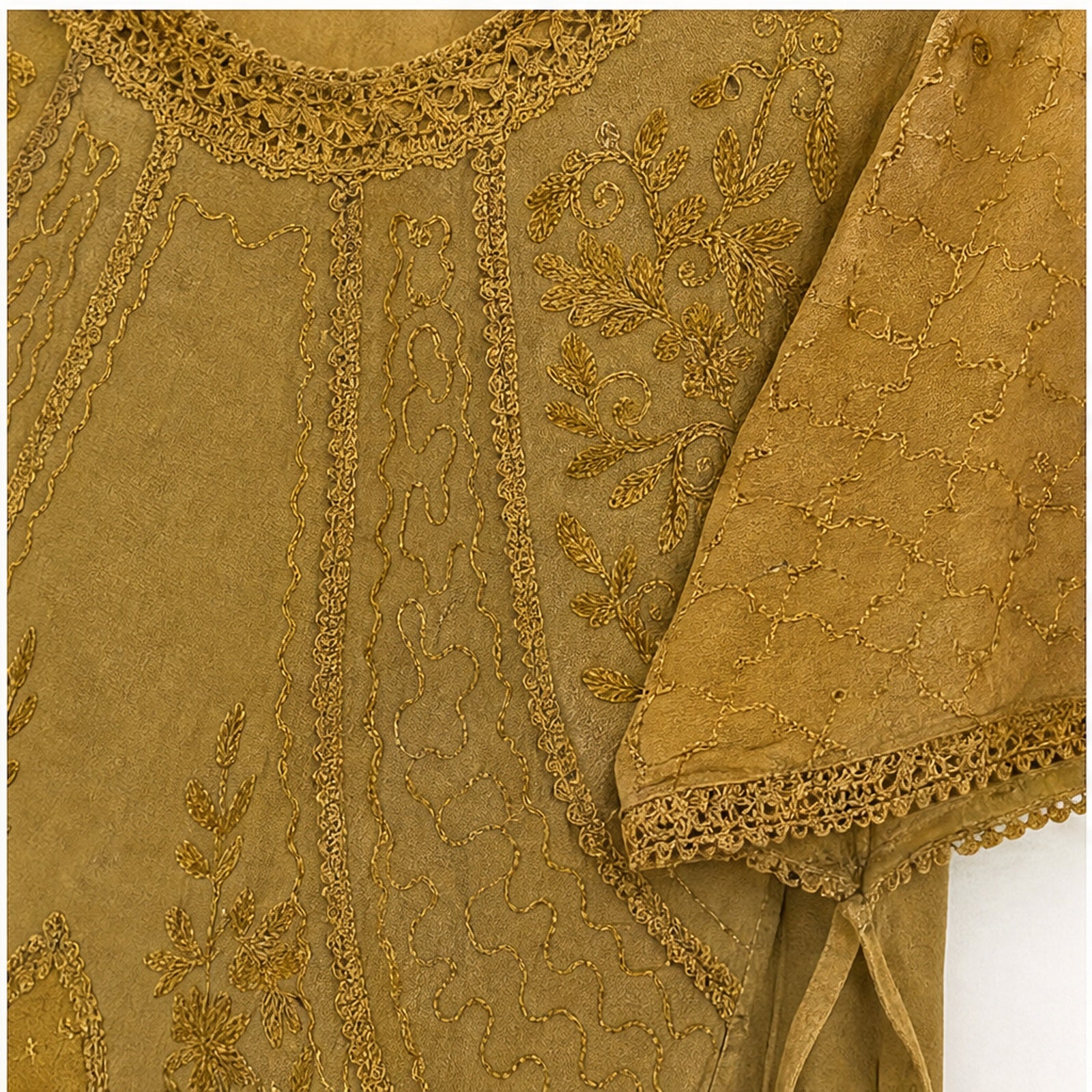 HS Shirt - Meerdere Kleuren - Okergeel Borduursel - detail van stof, borduursel en mouw