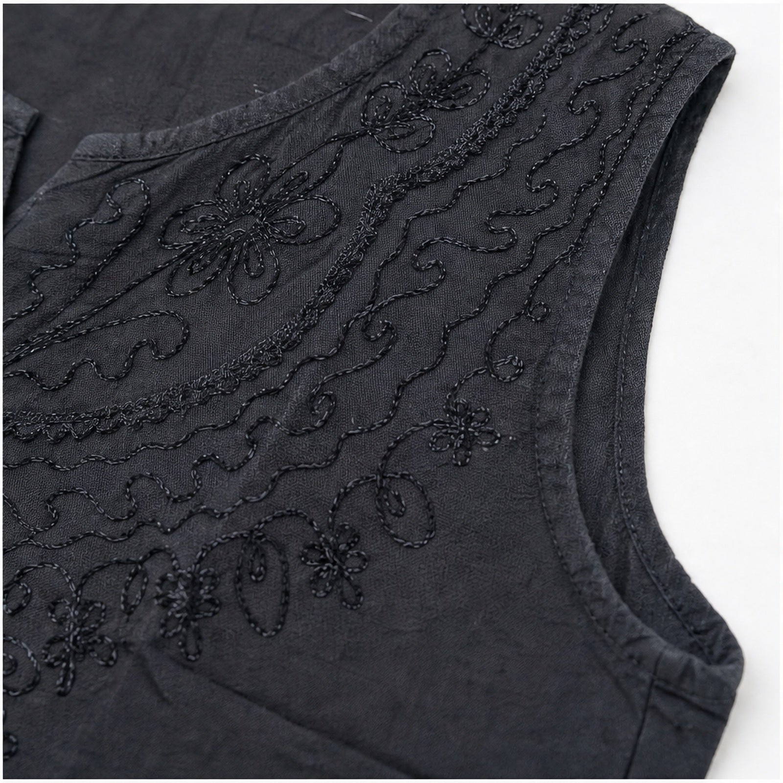 HS Mouwloos Shirt - Meerdere Kleuren - Zwart Borduursel - detail van stof, borduursel en mouw