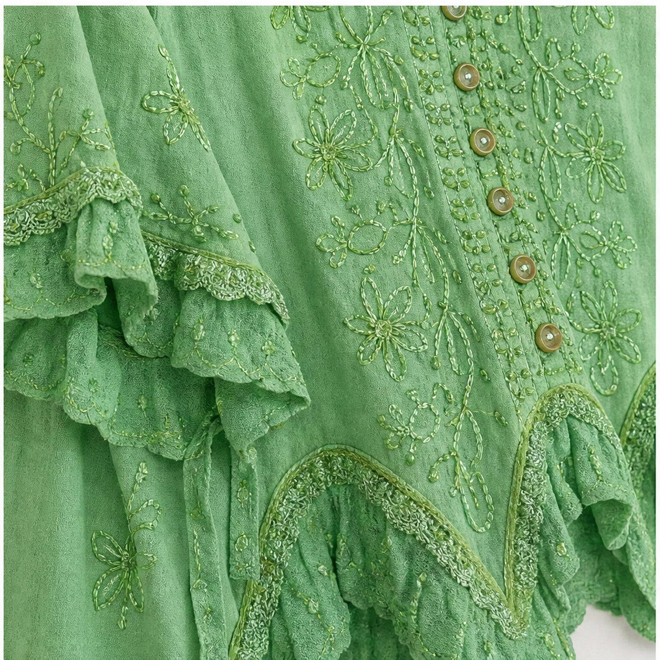 HS Top - Meerdere Kleuren - Mintgroen Borduursel - detail van borduursel en knoopsluiting
