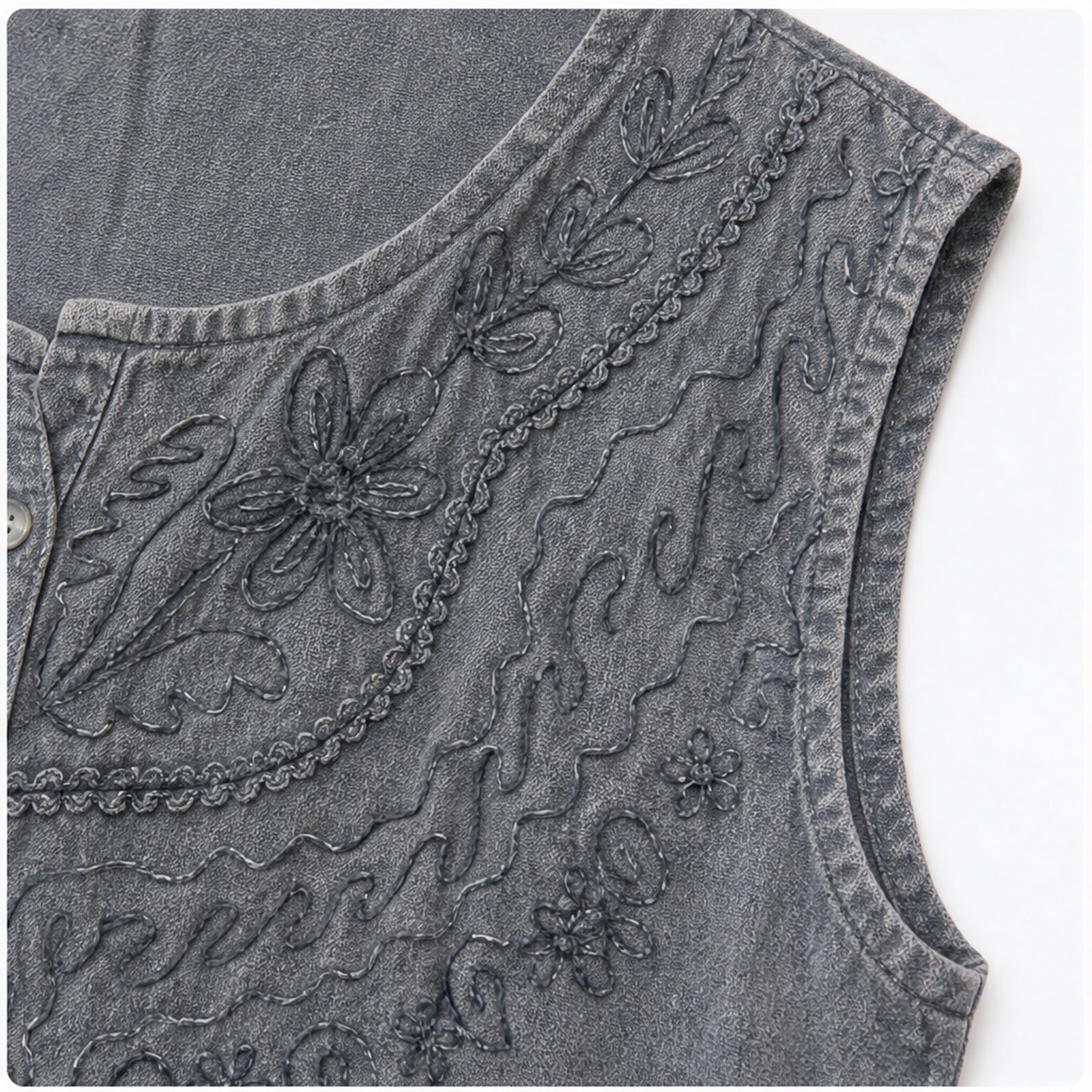 HS Mouwloos Shirt - Meerdere Kleuren - Donkergrijs Borduursel - detail van stof, borduursel en mouw