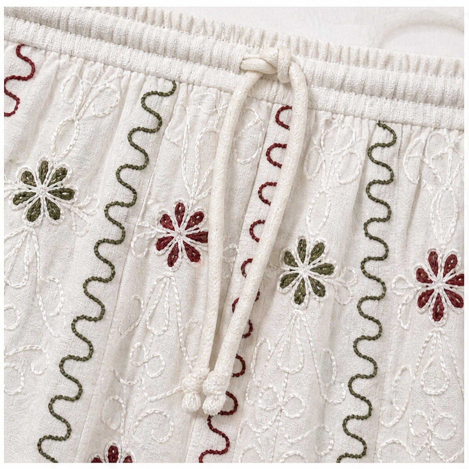 HS Rok - Meerdere Kleuren - Wit Borduursel - detail van borduursel en tailleband