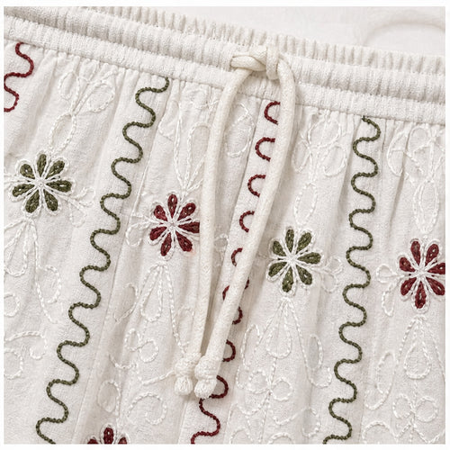 HS Rok - Meerdere Kleuren - Wit Borduursel - detail van borduursel en tailleband