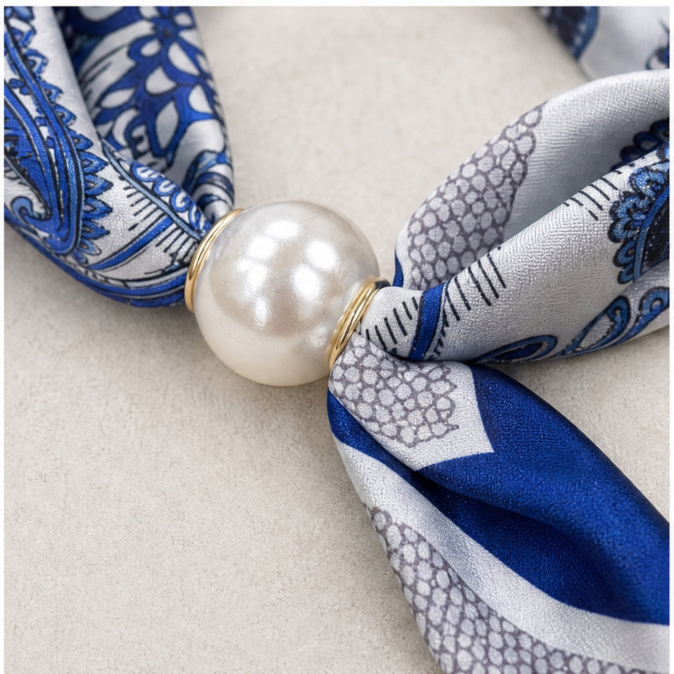 HS Parelsjaal Satijnprint - Meerdere Prints - Blauw Paisley - detail van stof, parel en magneetsluiting