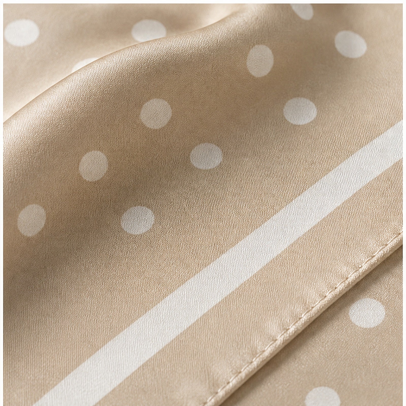 HS 70x70 Satijnen Look Sjaal Stippenprint - Meerdere Kleuren - Beige Witte Stippen - detail van stof en randafwerking