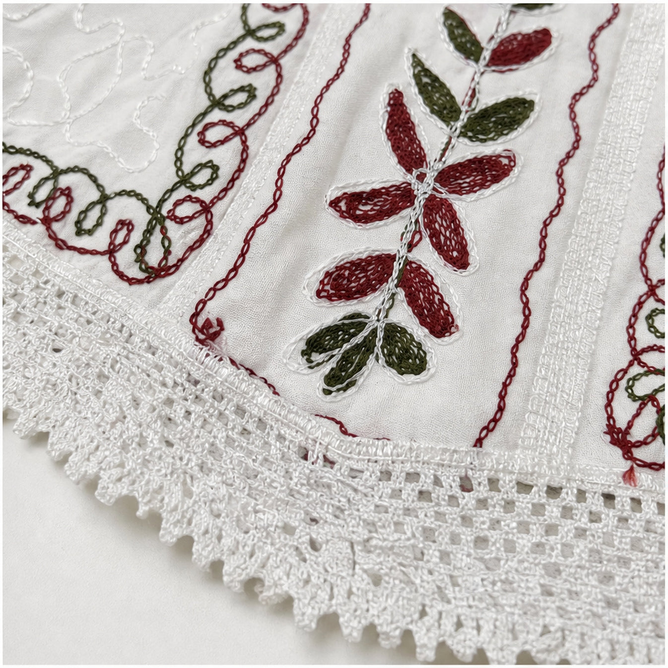 HS Elastische Top Handmade in India - Meerdere Kleuren - Wit - detail van borduursel, bandjes en elastische afwerking