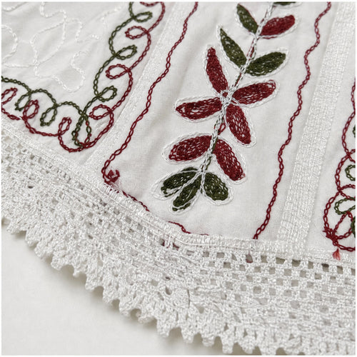 HS Elastische Top Handmade in India - Meerdere Kleuren - Wit - detail van borduursel, bandjes en elastische afwerking