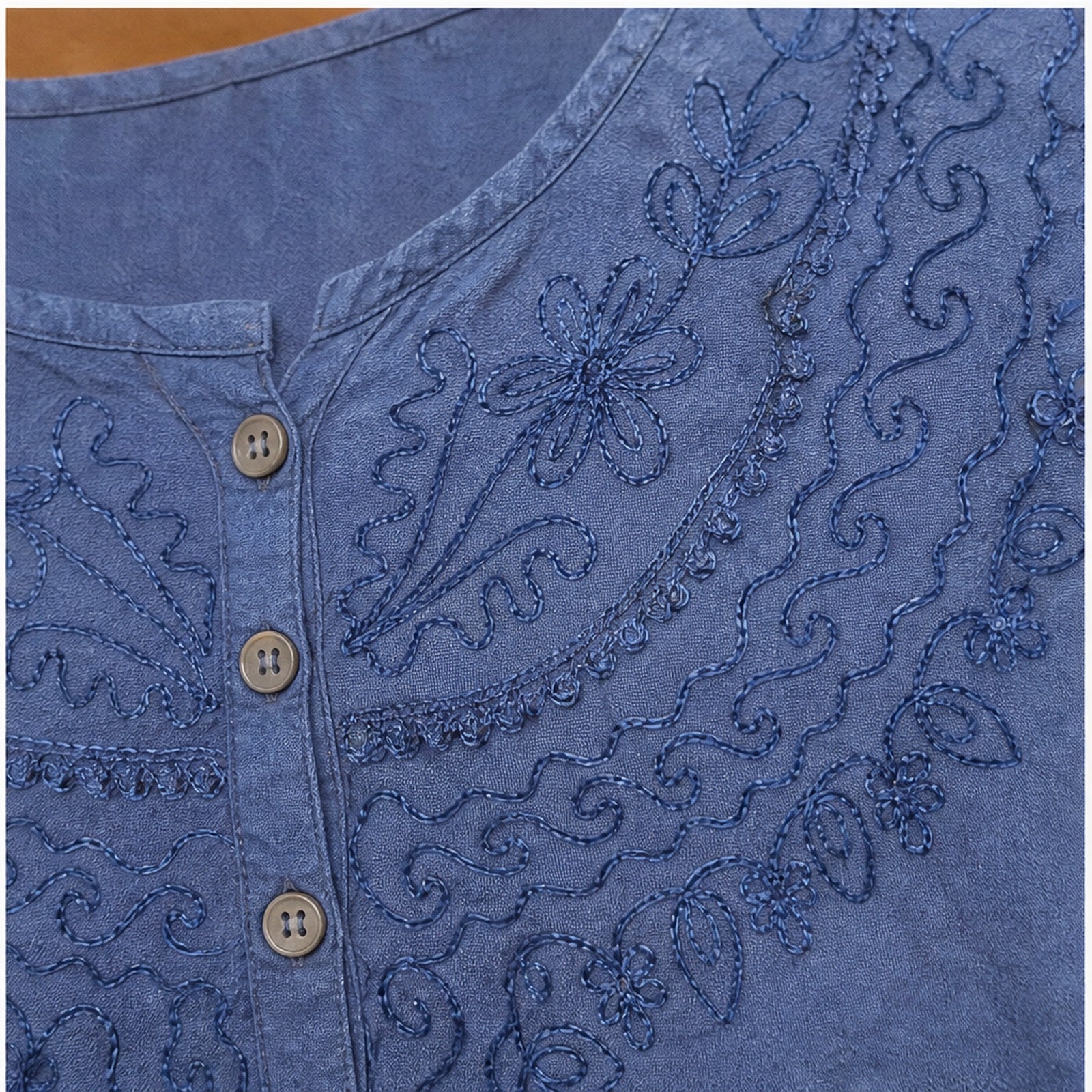 HS Mouwloos Shirt - Meerdere Kleuren - Denimblauw Borduursel - detail van stof, borduursel en mouw