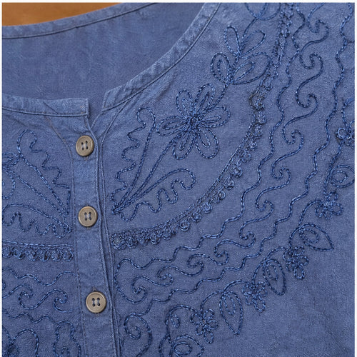 HS Mouwloos Shirt - Meerdere Kleuren - Denimblauw Borduursel - detail van stof, borduursel en mouw