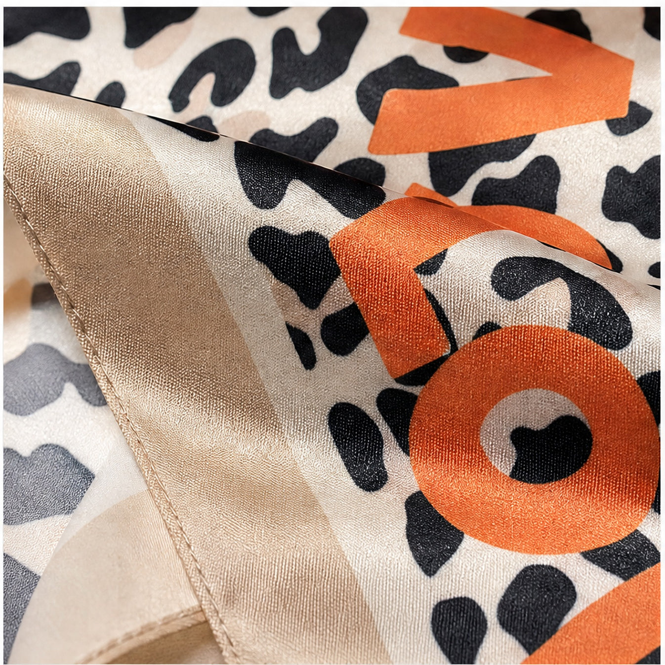 HS 70x70 Satijnen Look Sjaal Animalprint - Meerdere Prints - Leopard Love Print - detail van stof en randafwerking