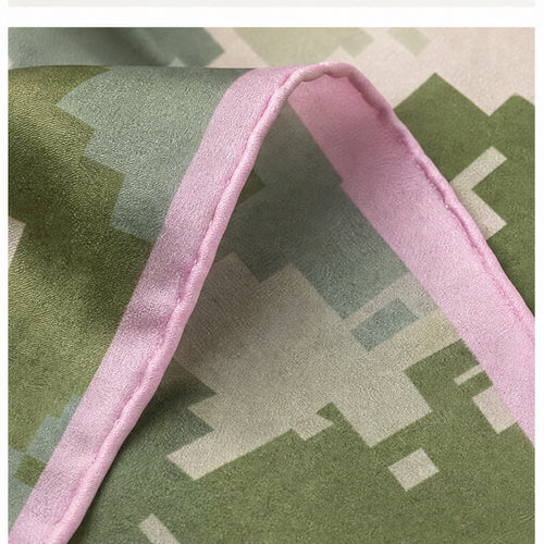 HS Zijde Look Sjaal 70x70 - Legergroen Pixel Roze Rand - detail van zijde-look stof en rand