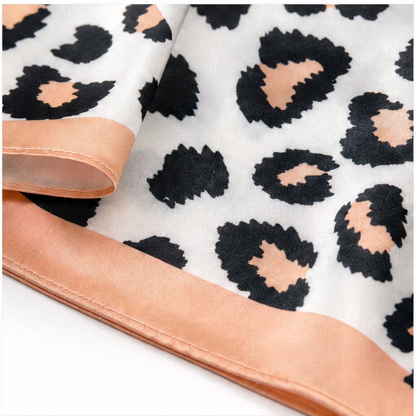 HS 70x70 Satijnen Look Sjaal Animalprint - Meerdere Prints - Perzik Leopardprint - detail van stof en randafwerking