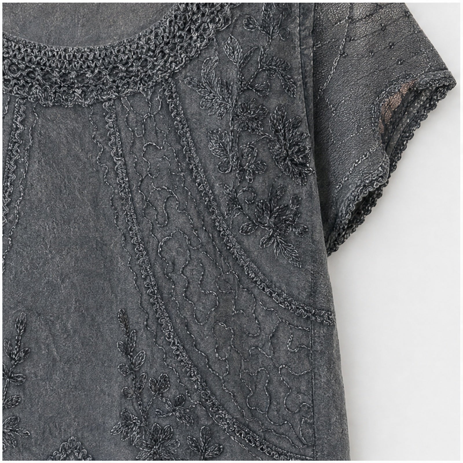 HS Shirt - Meerdere Kleuren - Grijsblauw Borduursel - detail van stof, borduursel en mouw