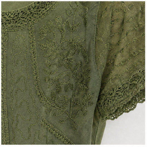 HS Shirt - Meerdere Kleuren - Olijfgroen Borduursel - detail van stof, borduursel en mouw