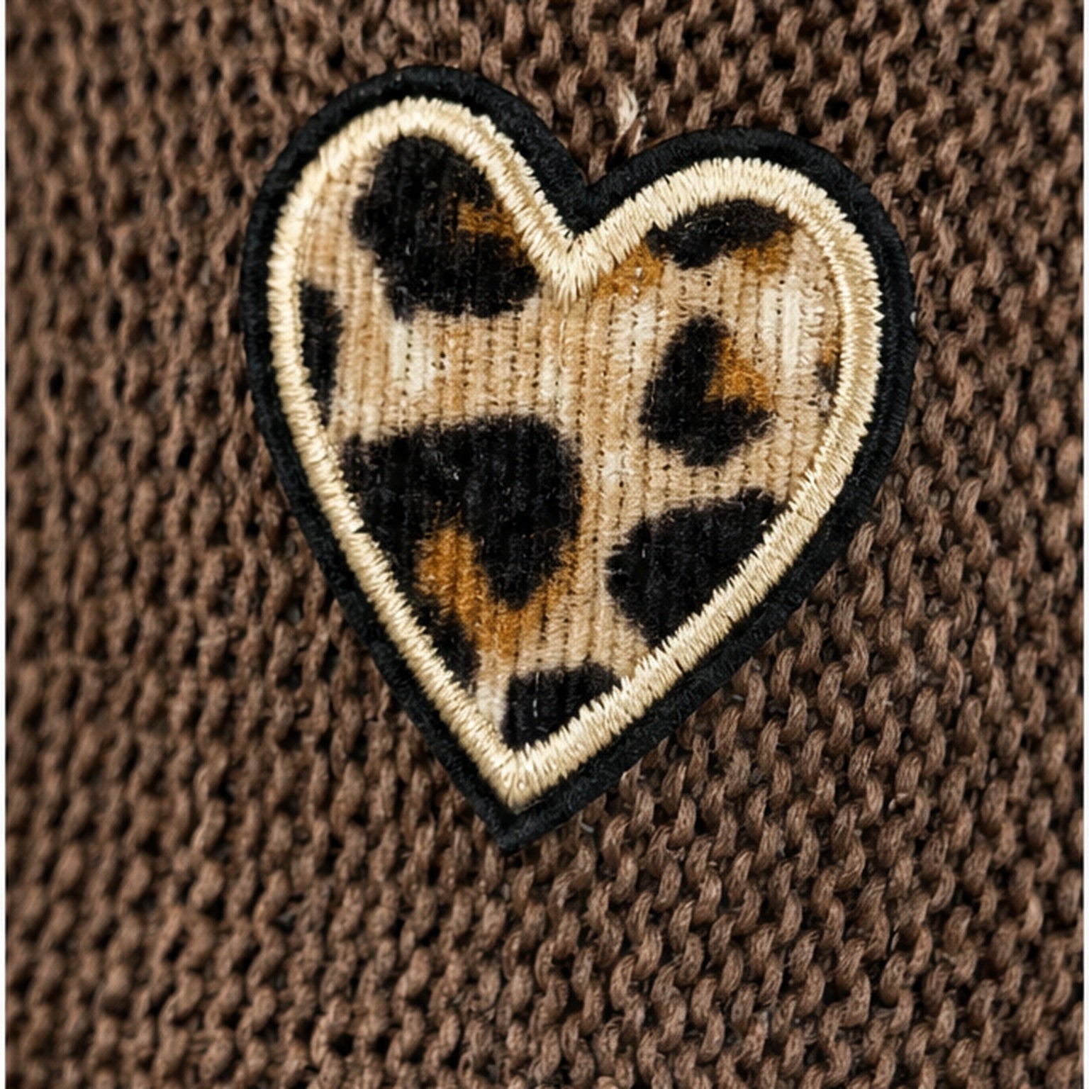 HS pet Bruin Hart Patch - detail van materiaal en afwerking