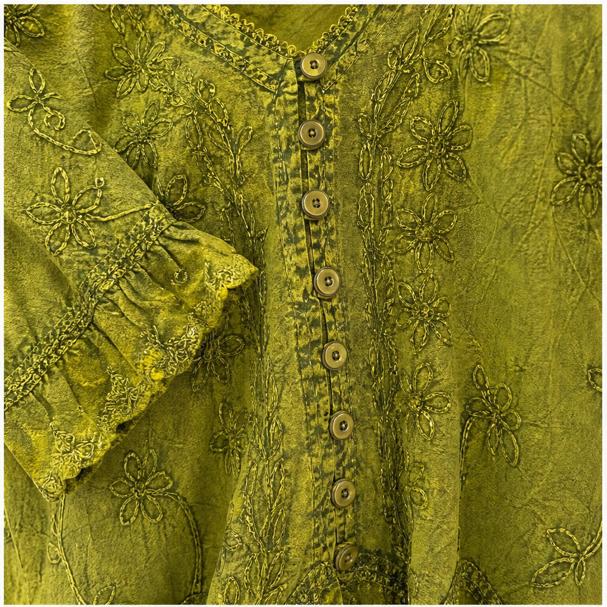 HS Top - Meerdere Kleuren - Okergeel Borduursel - detail van borduursel en knoopsluiting