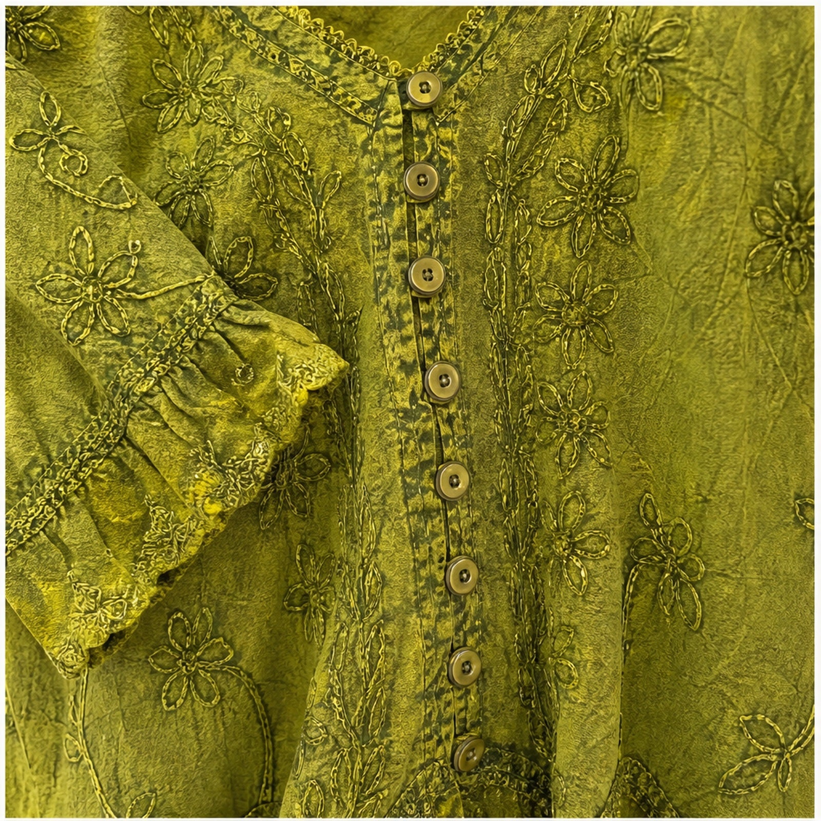 HS Top - Meerdere Kleuren - Okergeel Borduursel - detail van borduursel en knoopsluiting
