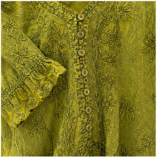 HS Top - Meerdere Kleuren - Okergeel Borduursel - detail van borduursel en knoopsluiting