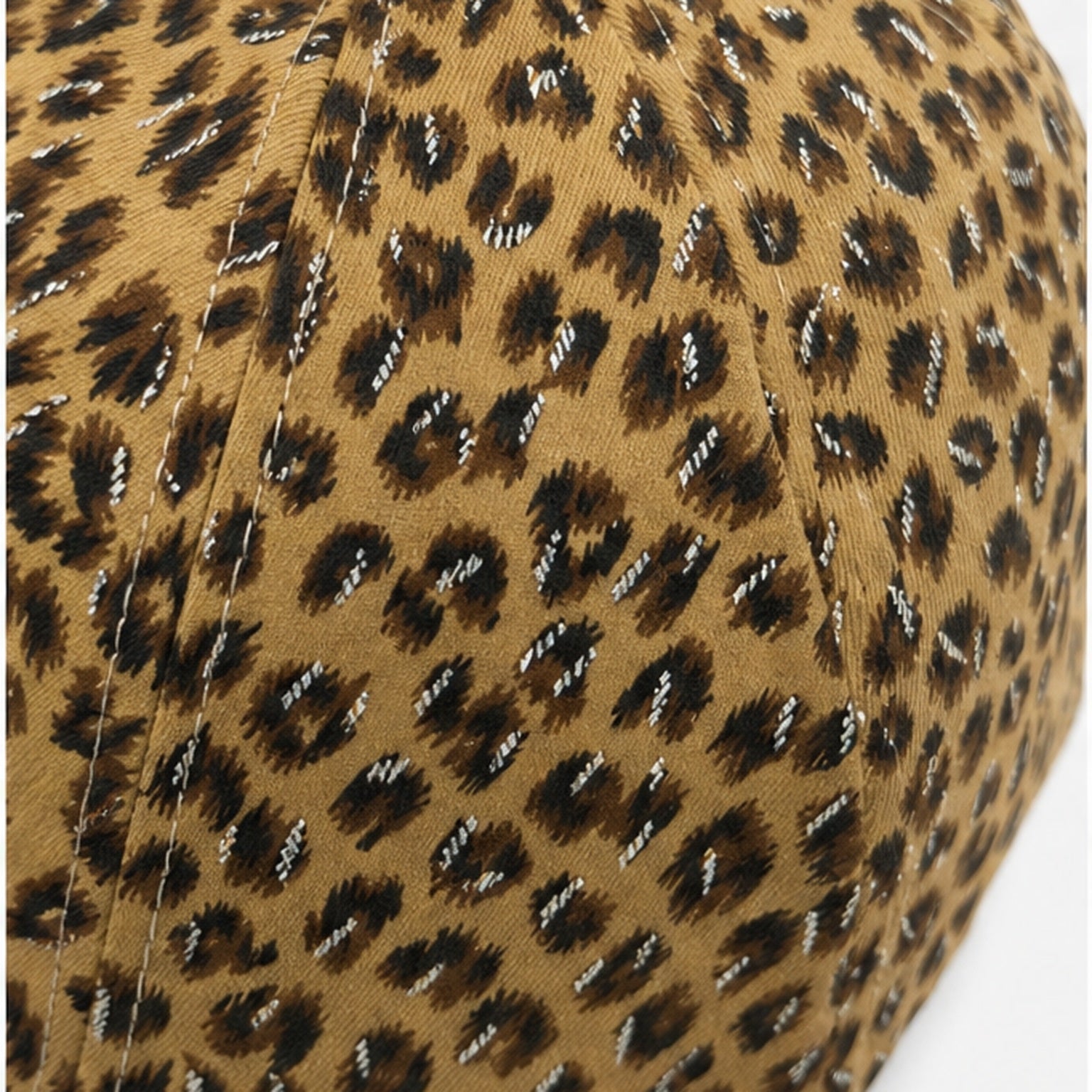 HS petje Tan Leopard Print - detail van materiaal en afwerking