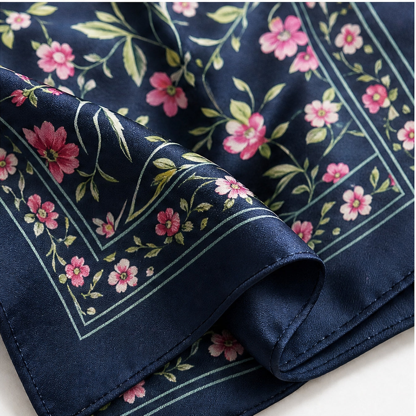 HS 70x70 Satijnen Look Sjaal Bloemenprint - Meerdere Prints - Navy Bloemenprint - detail van stof en randafwerking