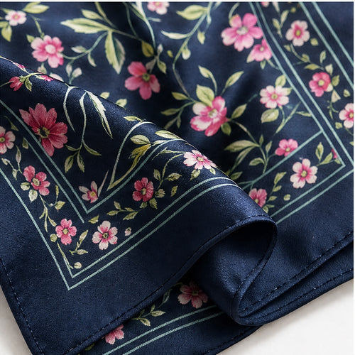 HS 70x70 Satijnen Look Sjaal Bloemenprint - Meerdere Prints - Navy Bloemenprint - detail van stof en randafwerking