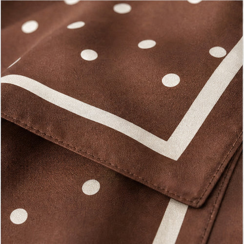 HS 70x70 Satijnen Look Sjaal Stippenprint - Meerdere Kleuren - Bruin Witte Stippen - detail van stof en randafwerking