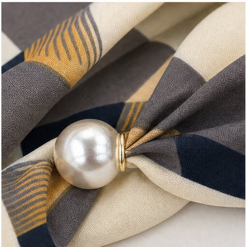 HS Parelsjaal Satijnprint - Meerdere Prints - Zwart Beige Geometrisch - detail van stof, parel en magneetsluiting