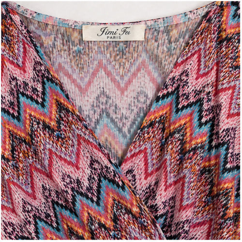 Jimi Fei Paris Roze Zigzag Tie-Dye - detail hals en print