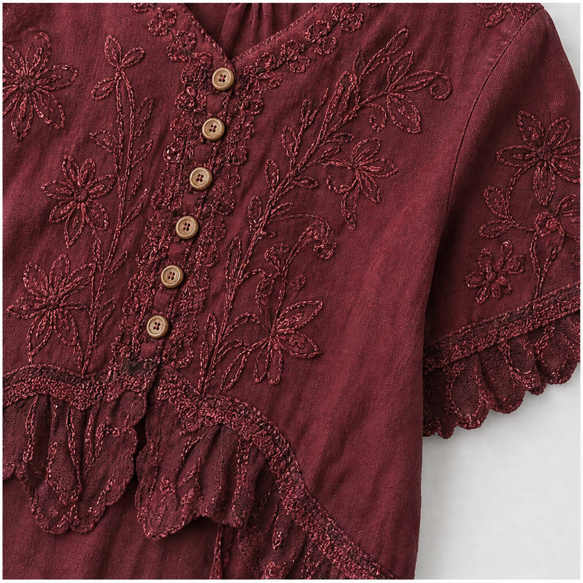 HS Top - Meerdere Kleuren - Bordeaux Borduursel - detail van borduursel en knoopsluiting