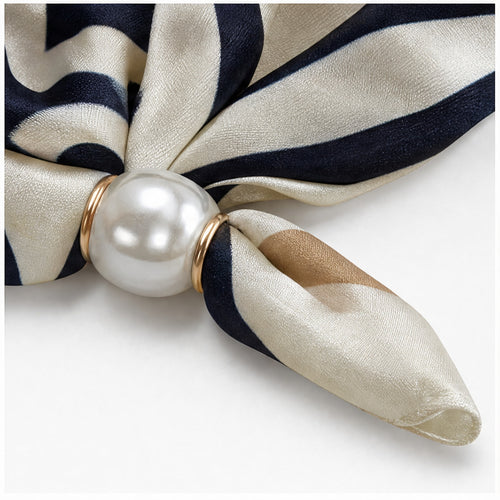 HS Parelsjaal - Meerdere Prints - Navy Beige Strepen - detail van stof, parel en magneetsluiting