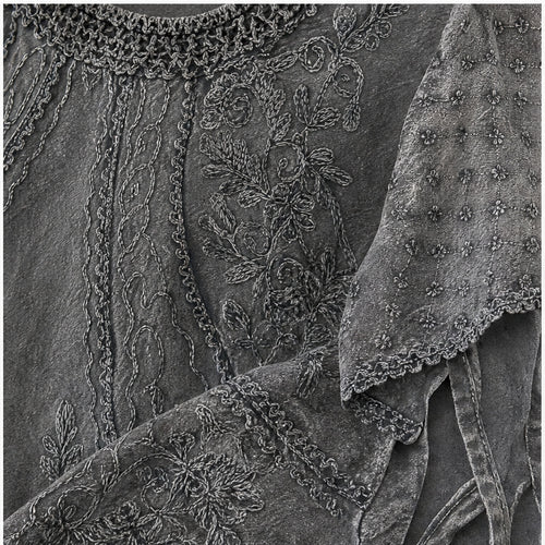 HS Shirt - Meerdere Kleuren - Donkergrijs Borduursel - detail van stof, borduursel en mouw