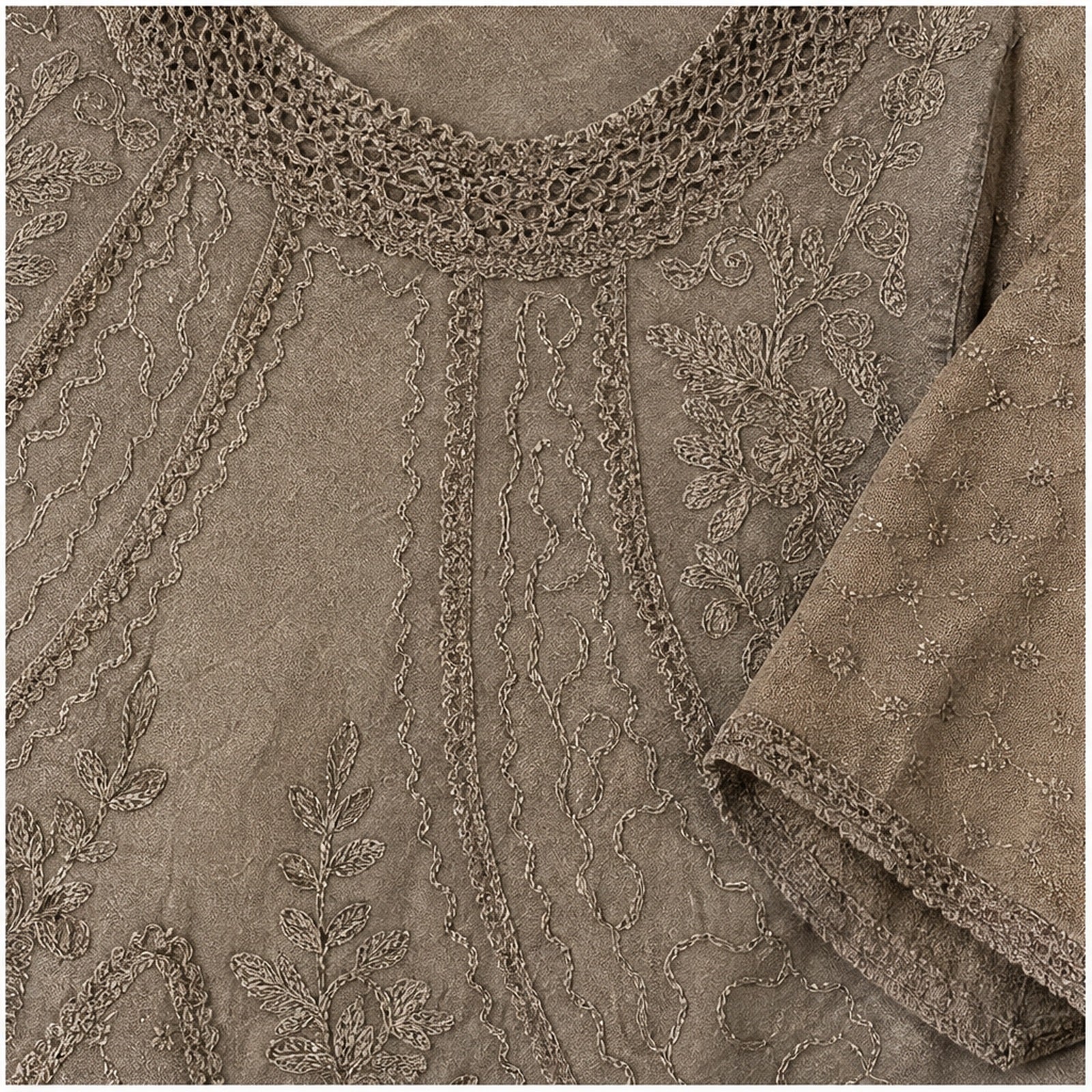 HS Shirt - Meerdere Kleuren - Taupe Borduursel - detail van stof, borduursel en mouw