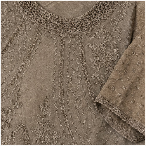 HS Shirt - Meerdere Kleuren - Taupe Borduursel - detail van stof, borduursel en mouw