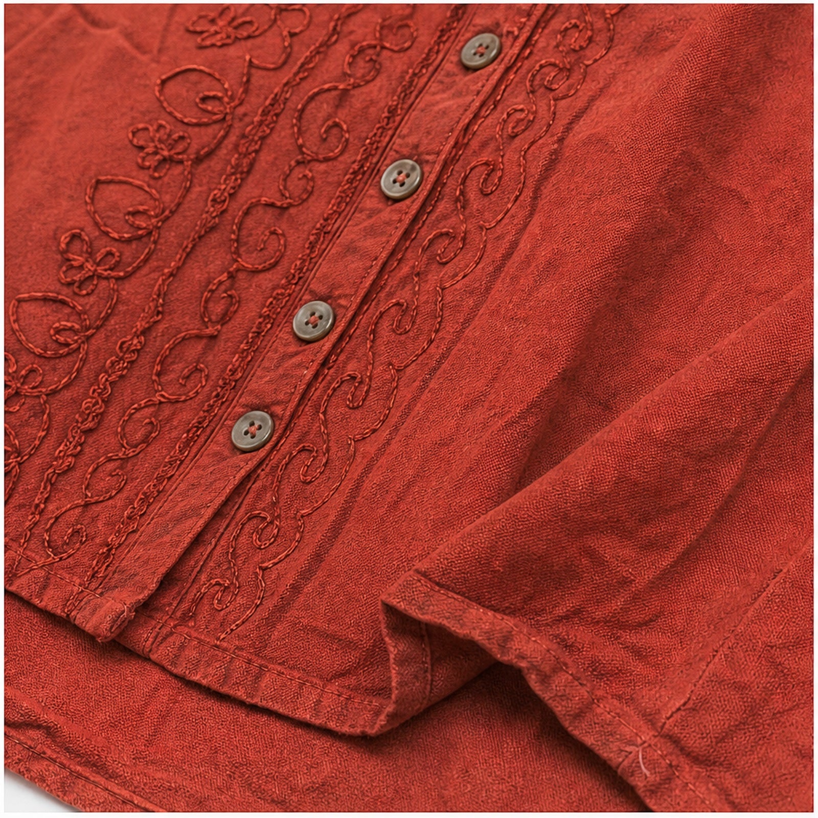 HS Mouwloos Shirt - Meerdere Kleuren - Rood Borduursel - detail van stof, borduursel en mouw