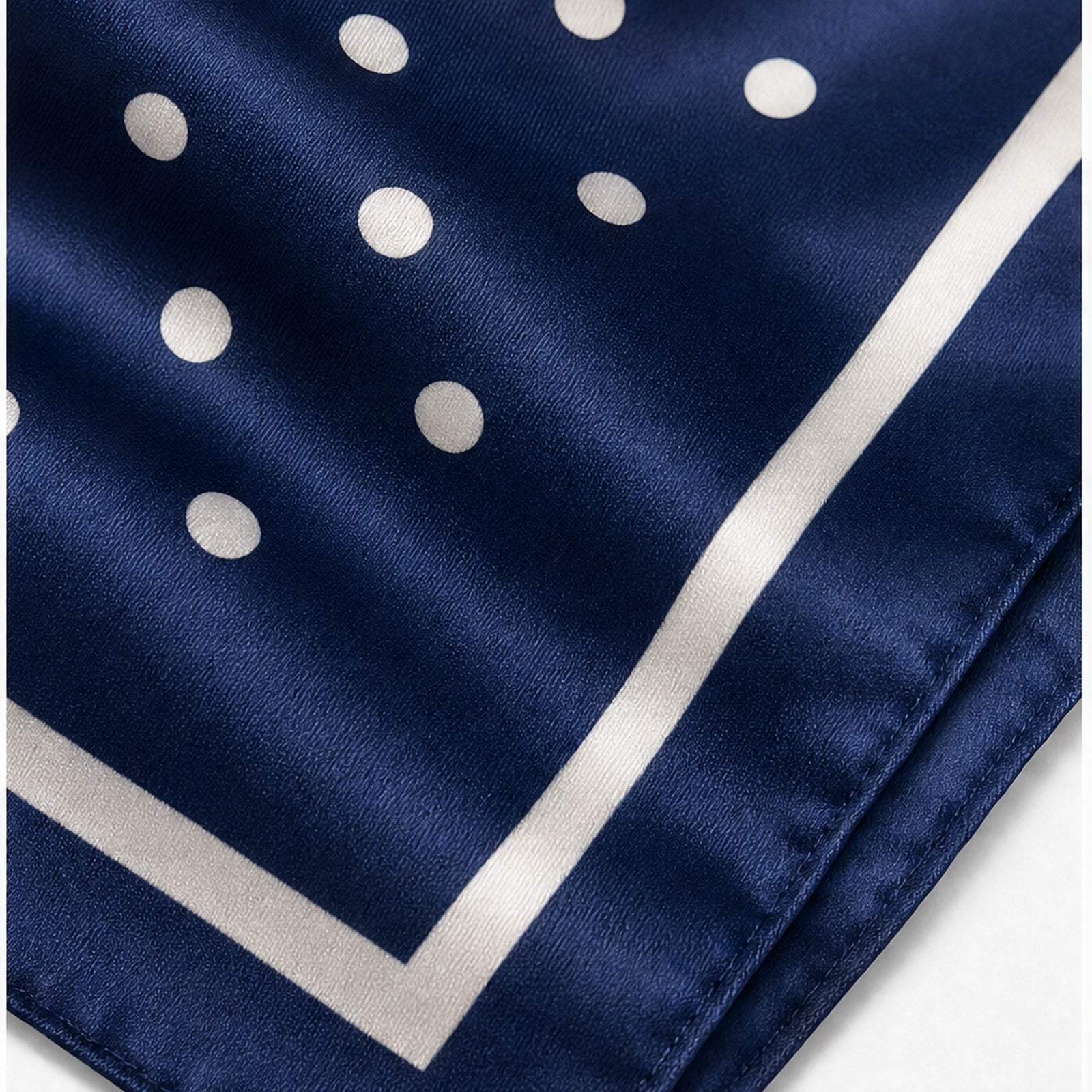 HS 70x70 Satijnen Look Sjaal Stippenprint - Meerdere Kleuren - Navy Witte Stippen - detail van stof en randafwerking
