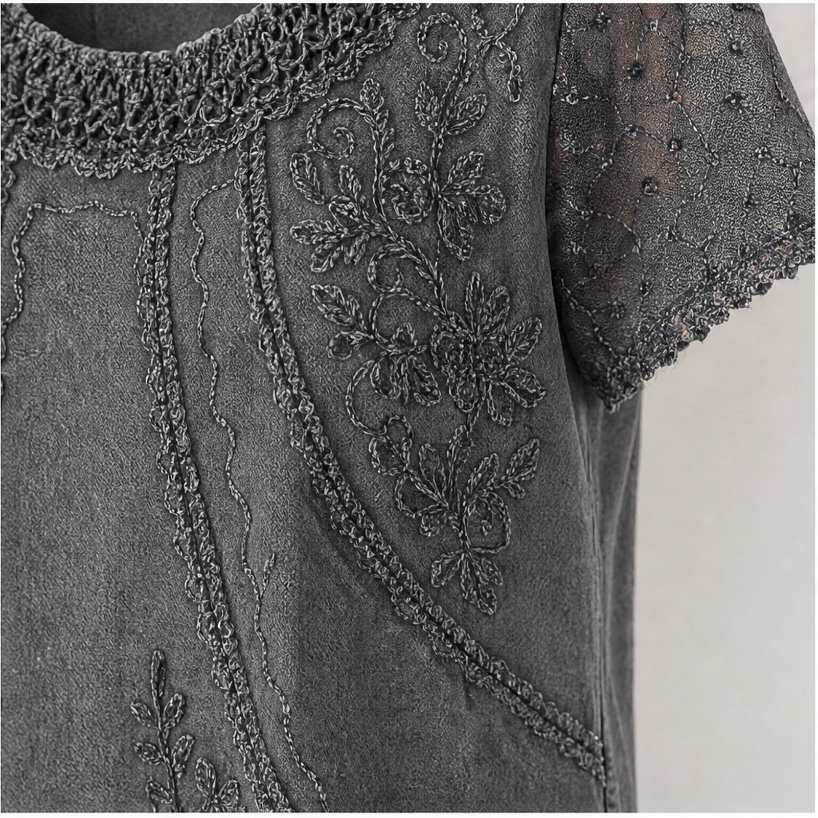HS Shirt - Meerdere Kleuren - Antraciet Borduursel - detail van stof, borduursel en mouw