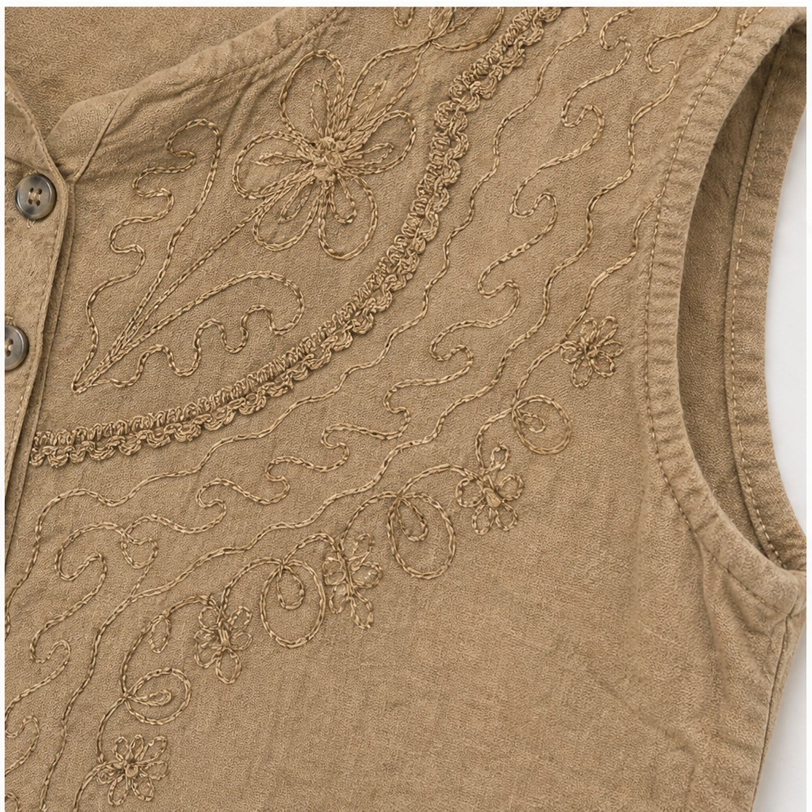 HS Mouwloos Shirt - Meerdere Kleuren - Camel Borduursel - detail van stof, borduursel en mouw