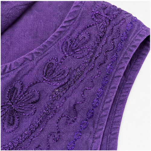 HS Mouwloos Shirt - Meerdere Kleuren - Paars Borduursel - detail van stof, borduursel en mouw