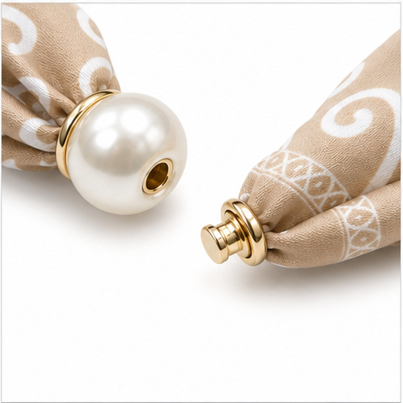HS Parelsjaal - Beige Wit Ornamentprint - Magnetische Parelsluiting - detail van magnetische parelsluiting