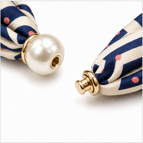 HS Parelsjaal - Navy Creme Grafische Print - Magnetische Parelsluiting - detail van magnetische parelsluiting