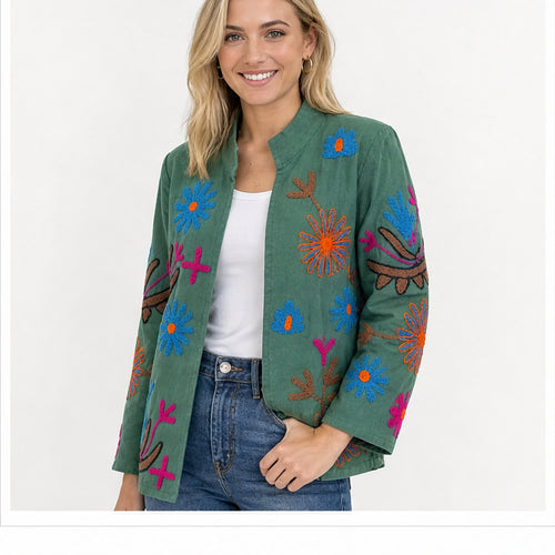 HS Luchtige Katoenen Damesjas Garden Bloemenprint - Groen Bloemenprint - gedragen op model