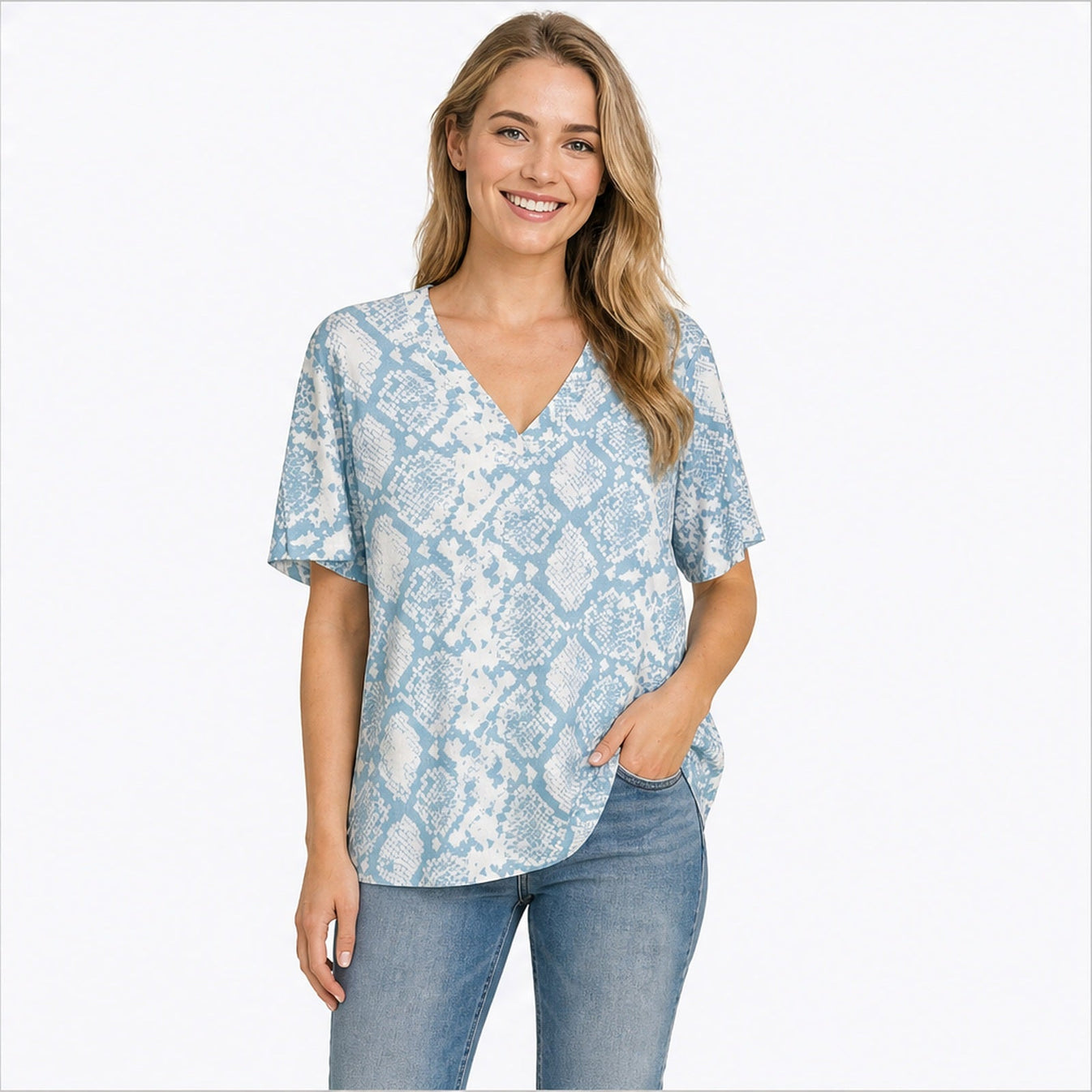 Angelle Milan Shirt - Lichtblauw Slangenprint - gedragen op model