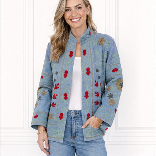 HS Luchtige Katoenen Damesjas Lichtblauw Bloemenprint - One Size - gedragen op model