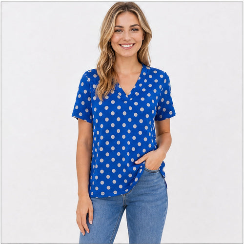 Angelle Milan Shirt - Blauw Witte Stippenprint - gedragen op model